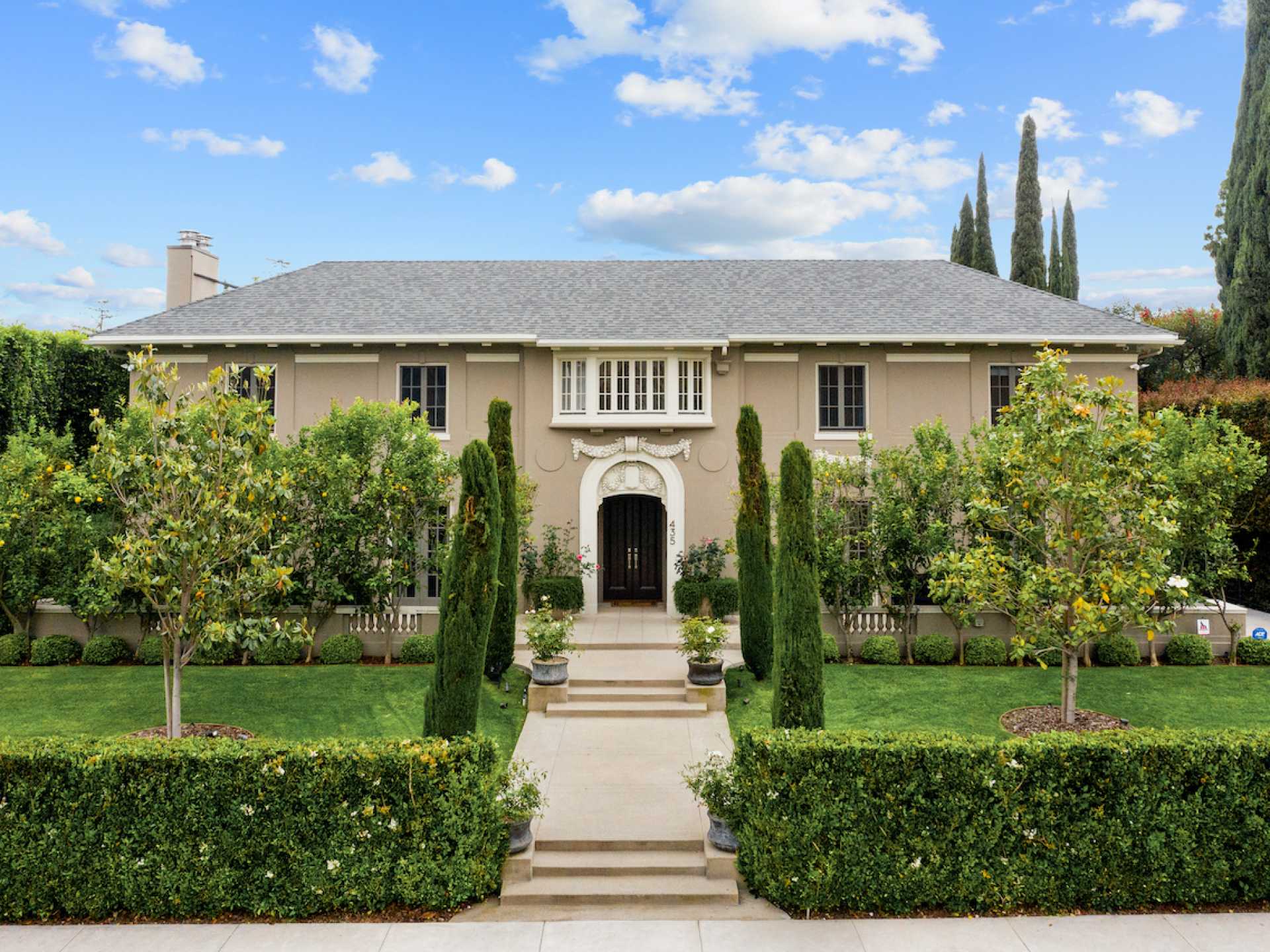 History, elegance and modern conveniences harmonize in style at 435 S. Plymouth Boulevard, a beautifully preserved home in Los Angeles’ Hancock Park neighborhood.